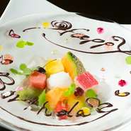 誕生日特典として、メッセージプレート付のデザートを注文することもできます（要予約）。　炭酸系を中心に、炙り骨付き鶏に合うお酒も用意されており、素敵な記念日・誕生日を過ごすことができそうです。