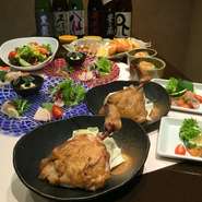 炙り骨付き鶏をメインとした品数豊富なコース
フリードリンク90分込み　全8品　4500円（税込み）

前菜　カルパッチョ　串・揚げ盛り　しゅうまい　炙り骨付き鶏　サラダ　焼きおにぎり茶漬け　デザート