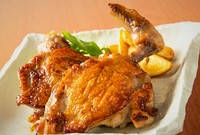 国産若どり約300g。塩味タレ味のハーフ＆ハーフ。