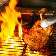 当店の看板メニュー『炙り骨付き鶏』は、何度もスパイスの試作を繰り返し、試行錯誤してつくりあげた一品です。あと引くスパイスはやみつきになる味わい。お持ち帰りもできますので、お気軽にお申し付け下さい。