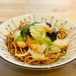 隠れた人気者の揚げ蕎麦！
野菜や海老のボリュームもたっぷり
揚げ蕎麦は香ばしくてパリパリとまりません！！