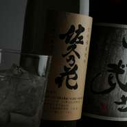 ご当地の日本酒や焼酎をはじめ、ビール、ワイン、梅酒など豊富に取り揃えています。