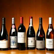 お店のワインリストには500種類以上、1,000本以上を貯蔵。ブルゴーニュを中心としたフランス各地のワインをはじめ、希少な長野、山梨のワインを中心に構成。常に新しいワインを探しリストを更新しています。