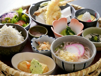 「釜揚げしらす」をお好きな分楽しめる、華やかな『花かごランチ』