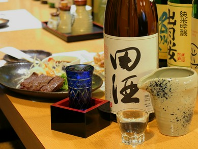 メニュー未記載の隠しメニューも。種類豊富な日本酒を用意