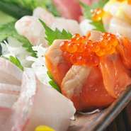 各地より毎朝直送される鮮魚は季節の旬のものを厳選します。調理にもこだわり、繊細な味付けで旨みを引き出します。中でも、美味しさをそのままご堪能頂くお刺身盛り合わせはご宴会に人気です！