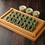 へぎ蕎麦とは、越後地方の名物です。つなぎに布海苔という海藻を使った珍しい緑のそばです。
大 3,608円
中 2,508円
小 1,298円