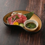 国内産黒毛和牛をたたきにしました。ポン酢、薬味と一緒にどうぞ。
