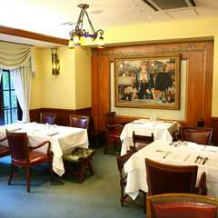 料理に合うワインをフランス産中心に選りすぐり。日本酒や焼酎も