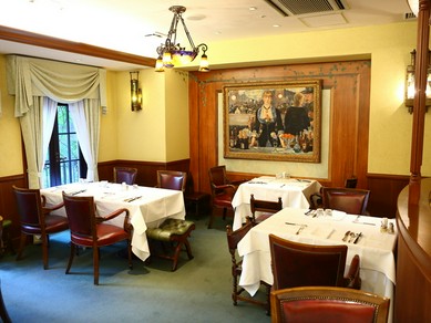 料理に合うワインをフランス産中心に選りすぐり。日本酒や焼酎も