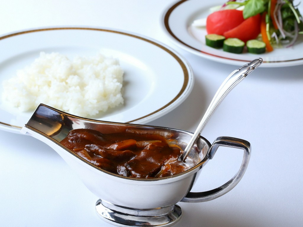 “西洋料理店”のクラシックな内装、器やカトラリーが食事を彩る