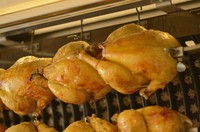 やわらかな肉質でさっぱりとした味わいの鹿児島産銘柄鶏。
骨付きのまま特製スパイスでジューシーな味わいに仕立てます。