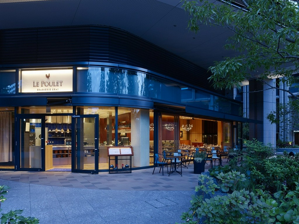 　夕暮れから夜にかけて 仲間と集いにぎやかなディナータイム