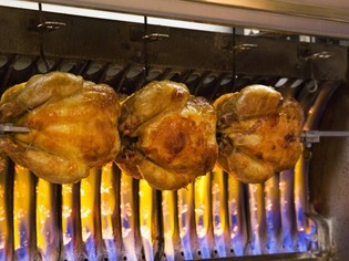 黄金色の看板メニュー『スペイン産 若鶏のロティサリーチキン』