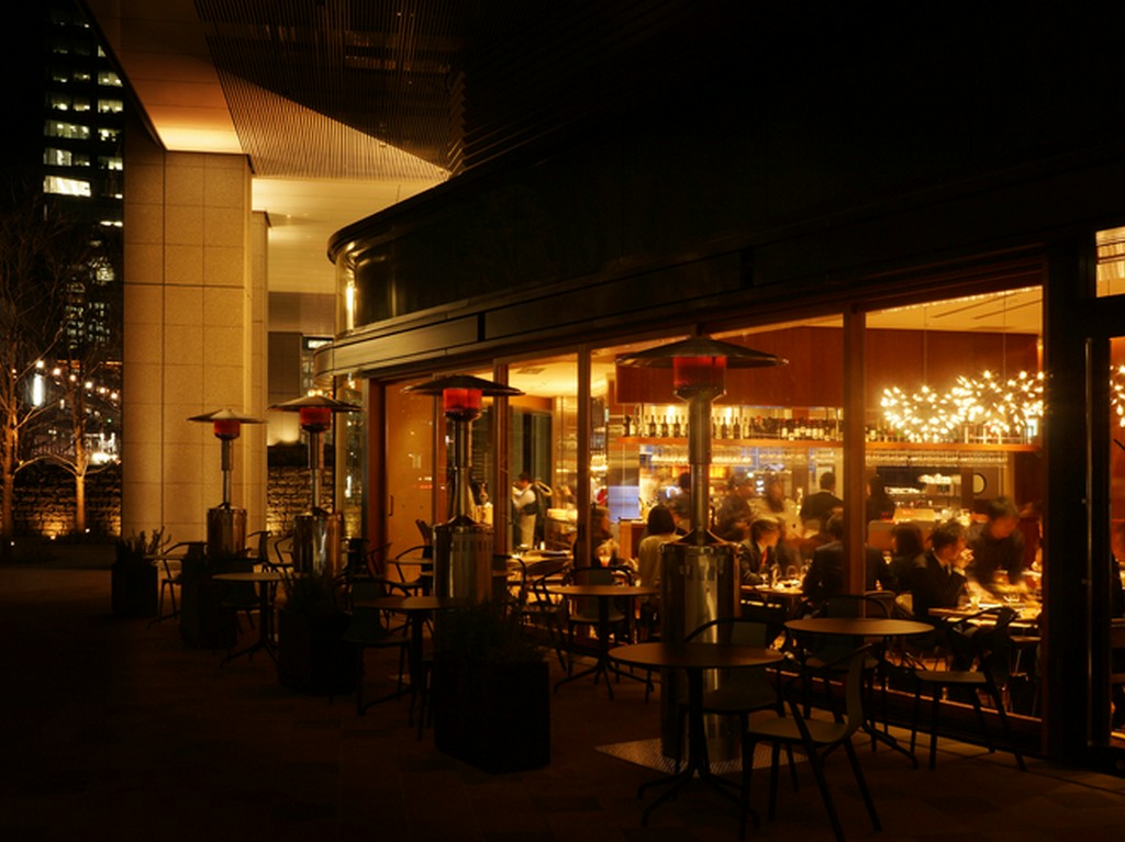 冷たいビールやシャンパン、人気のカクテルも充実