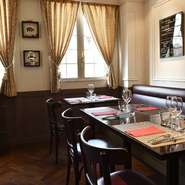 店内は、会社仲間や友人と、気軽に来店しやすい明るい雰囲気。フランスの星付きレストランでの修業経験もあるシェフがつくる本格フレンチを、厳選された美味しいワインを片手に、リーズナブルな価格で楽しめます。