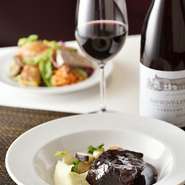 一人でも仕事帰りやランチにふらっと立ち寄りやすいカウンター席は、計4席。ランチやディナーコース共に一名から注文できるので、普段使いのおひとりさまランチから、贅沢なディナーコースまでオーダーできます。