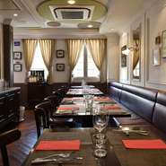 30名まで収容できる、ゆったりとした店内は、ファミリーの集まりや、休日の食事にも最適。お酒に合うメニューも多数あり、ブルゴーニュ地方や、トゥールーズ地方といったフランスの地方料理などが味わえます。