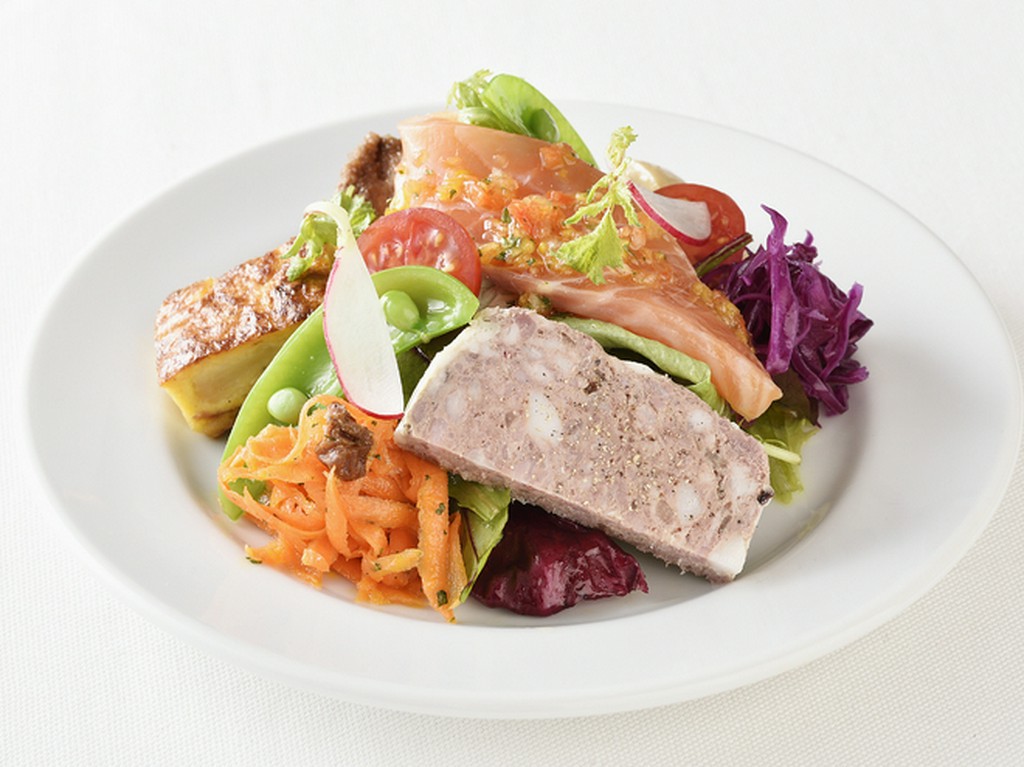 ボリューム満点！　6～7種類の惣菜を盛り合わせたご馳走サラダ『サラダグルマン』