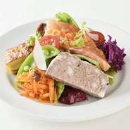 フランス語で”美食家風サラダ”を意味する『サラダグルマン』。使用する惣菜は日替わりで、毎日違った組み合わせが楽しめます。ランチコースの前菜で味わえる、彩り鮮やかな一品。