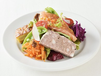 ボリューム満点！　6～7種類の惣菜を盛り合わせたご馳走サラダ『サラダグルマン』