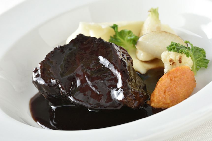 4時間コトコトとじっくり煮込み、旨味がぎゅっとつまった『和牛ホホ肉の赤ワイン煮込み』