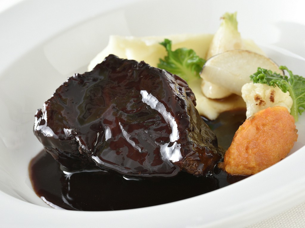 4時間コトコトとじっくり煮込み、旨味がぎゅっとつまった『和牛ホホ肉の赤ワイン煮込み』