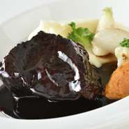 和牛のホホ肉を赤ワインと香味野菜だけで煮込んだ、ブルゴーニュ地方の伝統料理。 じっくり煮込まれたホホ肉は、スプーンで切れるほど柔らかく、赤ワインにもよく合い、お酒がすすむメニューです。