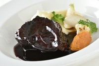 4時間コトコトとじっくり煮込み、旨味がぎゅっとつまった『和牛ホホ肉の赤ワイン煮込み』