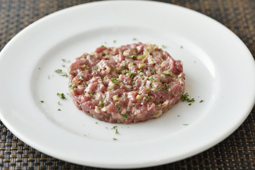 柔らかくて脂が甘く、とろける味わいの『熊本県産 馬肉のタルタル』