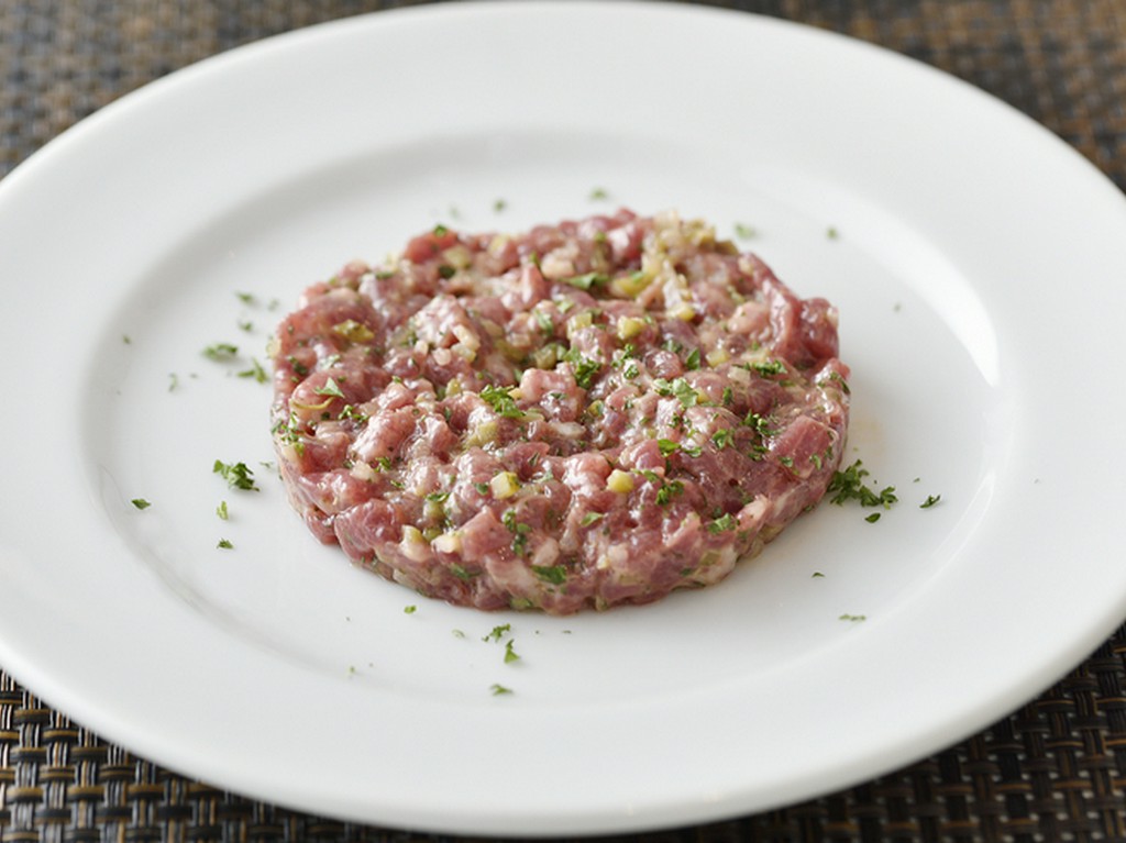 柔らかくて脂が甘く、とろける味わいの『熊本県産　馬肉のタルタル』