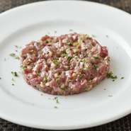 生の牛肉の前菜「タルタルステーキ」を、柔らかい馬肉でアレンジしたビストロ料理。コルニッション、ケッパー、マスタ―ドをあえて、さっぱりした味わいに仕上げられています。
