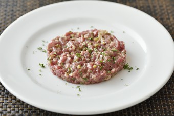 柔らかくて脂が甘く、とろける味わいの『熊本県産　馬肉のタルタル』