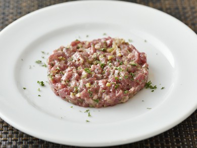 柔らかくて脂が甘く、とろける味わいの『熊本県産　馬肉のタルタル』