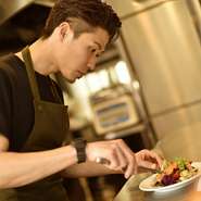 フランスで修業したレストランのように、日常的に来店でき、ワイワイ、ガヤガヤとした雰囲気のあるお店づくりを目指しています。お客様に店内で楽しい雰囲気で過ごしていただくことが、パワーの源です。