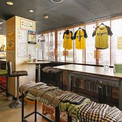 大阪アイテムが散りばめられた店内