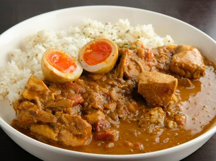 鶏もも肉×ムネ肉がとろとろ旨い！　中辛『ちきんカレー＋味玉』