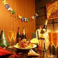 飲み放題とお料理付きのコースです。
店内装飾、プロジェクターを無料でご利用いただけます。
また、お一人様＋500円でデザートをホールケーキに変更可能です。
円卓もございますので、少人数様（４名以上）でも。