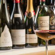 有名ワインではなく、あえて個性あふれる多様なワインをソムリエがセレクト。赤・白ともに5種類程度のグラスワインが、ほぼ日替わりで用意されます。好みのワインに出合える幸せを【IL　Bevitore】で。