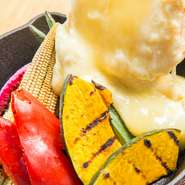 柔らかくクセのない味わいを求め、あえて北海道産にこだわったラクレットチーズ。優しい京野菜との組み合わせで、絶妙のイタリアンに仕上がっています。生ハムを添えることで、野菜やチーズの旨みがアップ。