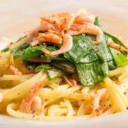 静岡県産桜エビを使用。火を入れることによって甘みが引き出された九条ネギとともに、和の雰囲気も感じさせる深い味わいになっています。 あさりの出汁をベースにした、まさに春の逸品。