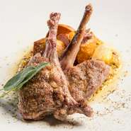 臭いやクセの少ないニュージーランド産仔羊を使用。低温でゆっくりと焼き上げられた肉は、旨みが濃縮した柔らか食感です。仔羊と相性のよいマスタードを、卵黄と蜂蜜でまとめた濃厚ソースで召し上がれ。