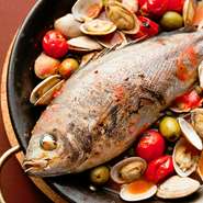 『要事前予約』中央卸市場に出向き、直接買い付ける新鮮な魚介を使用。和食の知識と経験を持つシェフが、魚介の旨みを存分に引き出します。魚介とトマト、香草から生まれるシンプルかつ奥深い味わいが絶品。