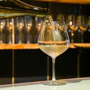 私自身、イタリア料理を専門にする以前から、ワインが好きでした。グラスワインはほぼ日替わりで提供。星の数ほどもあるワインとの一期一会の出合いを、お客さまとともに楽しみたいと思っています。