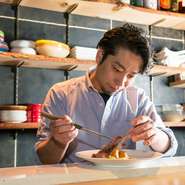 肩ひじ張らずリラックスしていただくための、温かいサービス。それでいて落ち着きのある大人の空間を目指しています。丁寧におつくりする料理とこだわりのワインを、友人やパートナーとお楽しみください。