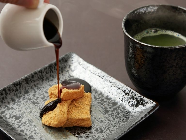 ほっとするデザートで食事の余韻を楽しむ幸せな時間