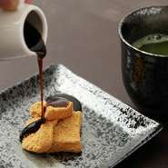 「一味違うデザートを楽しんでほしい」という思いで考えられた『抹茶＆手作り葛餅』。タピオカ粉を使用した食感の良い葛餅と、抹茶が食後のひとときを彩ります。黒みつはきび砂糖を使い、ほっとする優しい甘さです。