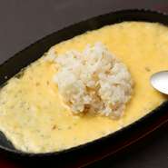 ハンバーグを味わった後の鉄板で楽しむ『チーズリゾット』は、肉汁とチーズソース、さらに追いチーズが織りなす、贅沢な美味しさがクセになります。ヘルシーな五穀米を使用しているので、女性にも喜ばれる一品です。