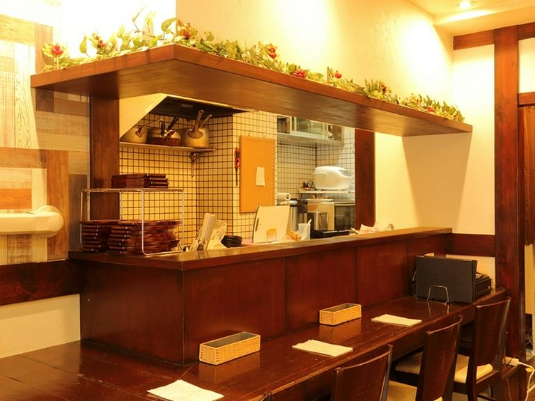 温かみのある空間で、くつろいで食事を楽しむ至福のひととき