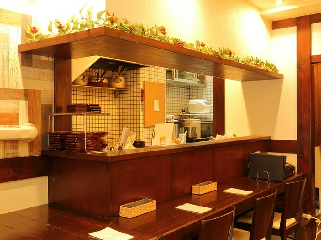 温かみのある空間で、くつろいで食事を楽しむ至福のひととき